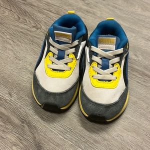 Size is 6 toddler Puma shoes. Great condition, only used a couple of times.